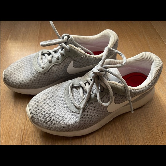 Nike Tanjun Shoes Women’s Size 6 - Picture 1 of 11